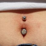 Szivàrvány köldök piercing belövèssel, kiméletesen. Behelyezéskor lefotózva. 