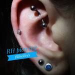 Rook piercing mellé egy Snug piercing